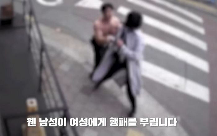 ‘상탈’하고 출근길 여성 묻지마 폭행한 문신남...출동한 경찰에 침 뱉고 상욕