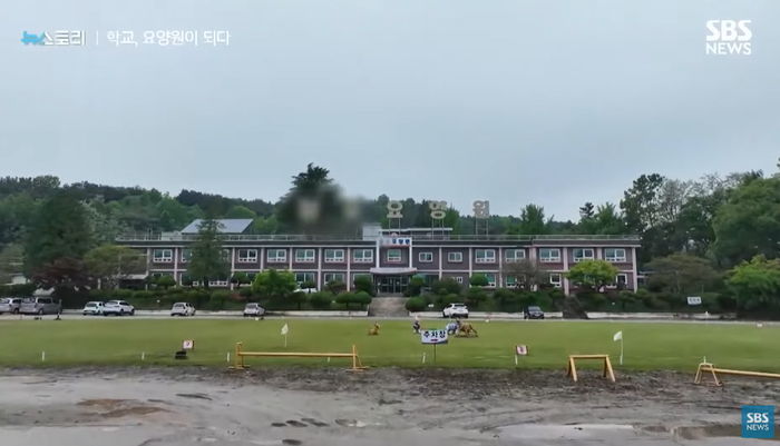졸업한 초등학교가 그대로 ‘요양원’으로...공부했던 학교로 돌아가는 노인들