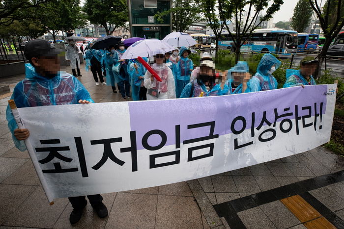 내년도 최저임금 논의 시작...최저임금 1만2000원 요구하는 노동계