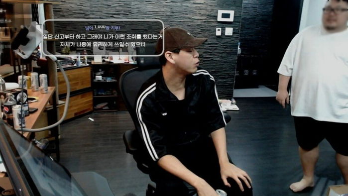 생방송 중인 남성 웹툰작가 집에 찾아가 침입한 10대 여학생...정말 소름끼칩니다