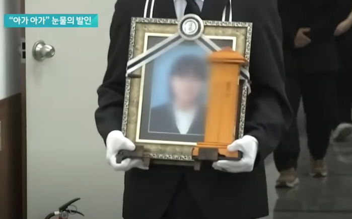 “아가, 우리 애기”...인도 돌진 차량에 치어 숨진 16살 딸의 발인식에서 울부짖는 엄마 (영상)