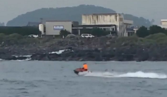 제주 바다 자유롭게 헤엄치는 남방큰돌고래 쫓아가 위협하는 제트스키 운전자들 (영상)