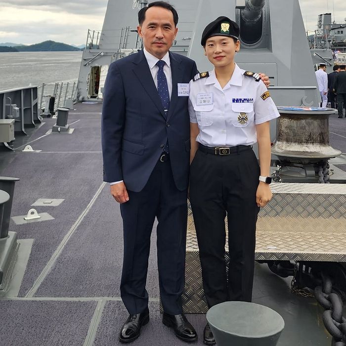 천안함에서 ‘전사’한 군인 아빠 뒤이어 해군 ‘예비 장교’로 천안함에 다시 오른 딸