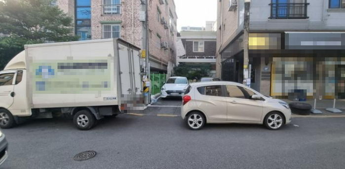 “8시 전엔 못 뺀다고 했잖아”...출근길 주차장 입구 막아놓고 전화하니까 화낸 소형차 차주