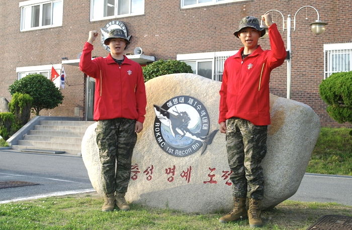 300kg 농기계 밑에 깔린 농민 발견하자마자 번쩍 들어올려 생명 구한 해병대원들