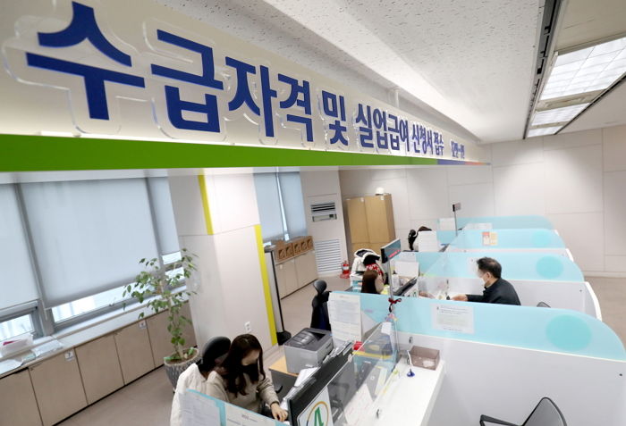 “일해서 번 월급보다 놀면서 받은 실업급여가 더 많다”...황당한 역전현상 발생