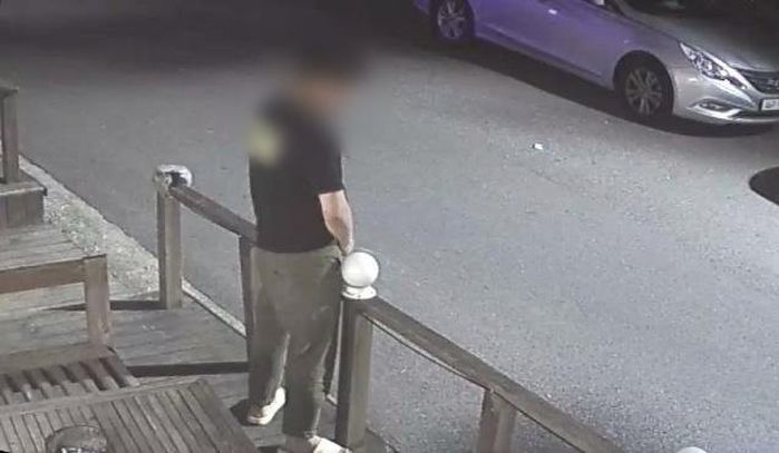 “식당 테라스서 노상방뇨한 건장한 남성...무서워 항의도 못했습니다”