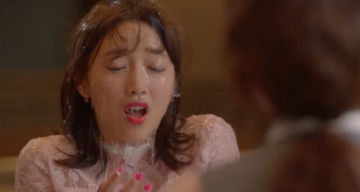 여성 머리에 이온음료 쏟아 부은 20대...‘폭행죄’ 처벌