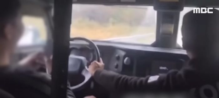 핸들 놓고 휴대폰만 보고 운전은 옆 사람에게 시킨 운전병(+영상)