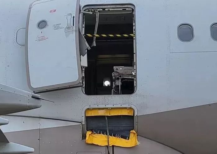 공포의 착륙 순간 항공기 문 개방한 30대 끝까지 제압한 ‘빨간바지 승객’ 정체