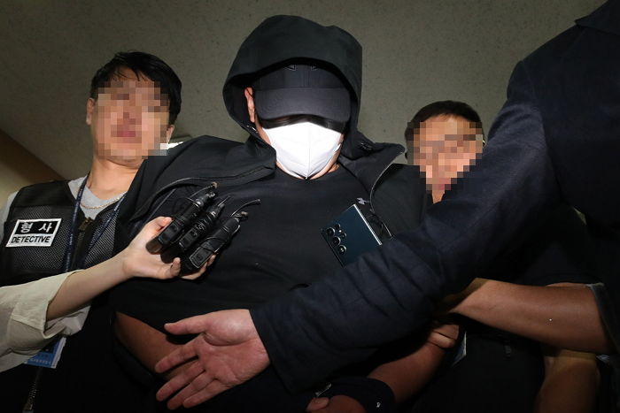 처음 모습 드러낸 ‘아시아나 항공기 비상문’ 연 남성...마스크+모자로 얼굴 싹 가렸다