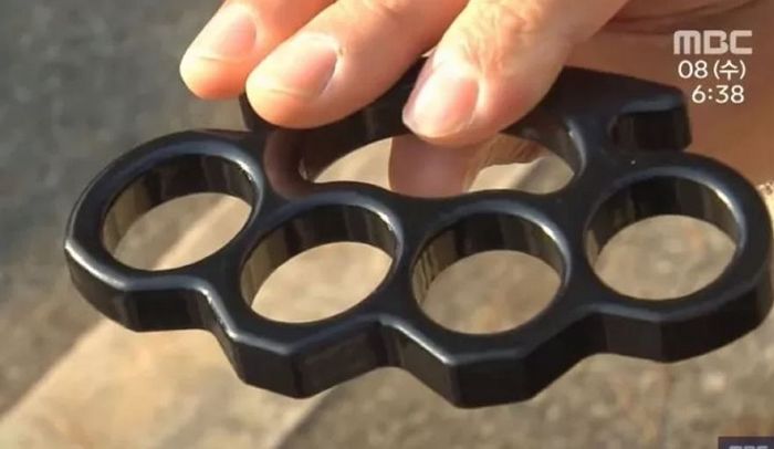 “너클 낀 주먹으로 폭행해 남편 ‘실명 위기’ 만든 10대가 징역 1년 8개월을 받았습니다”