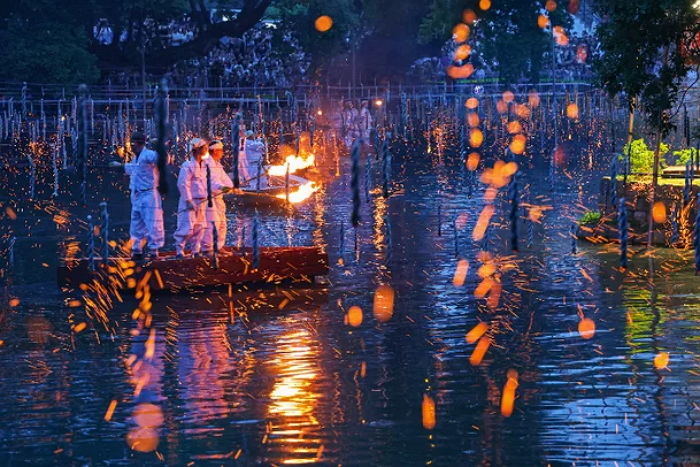 “일 년에 한 번 한다는 ‘낙화놀이’ 보러 함안까지 갔는데 사람 몰려 입장도 못 했습니다”