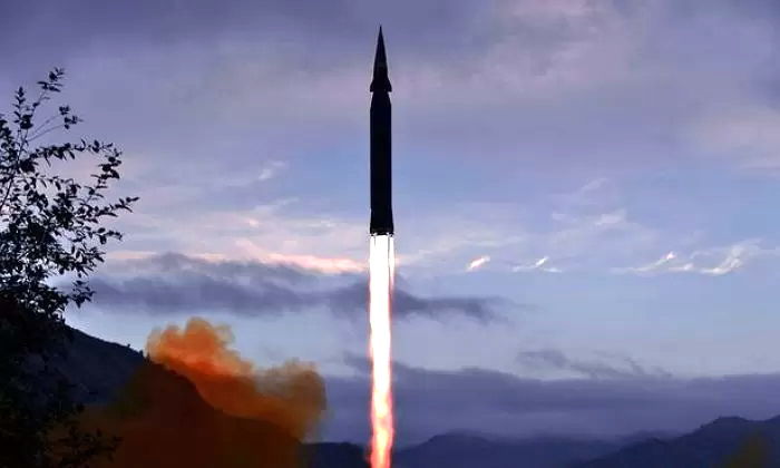 합참 “북, 남쪽 방향으로 우주발사체 발사했다”