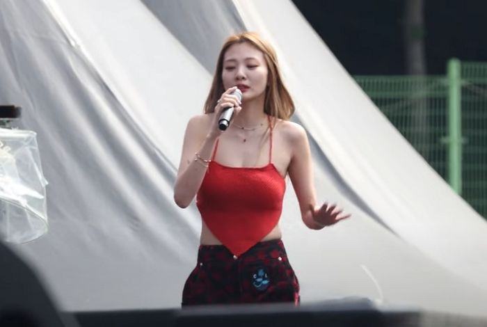 고려대 축제에 빨간 끈민소매 입고 등장해 난리난 ‘볼빨간사춘기’ 안지영 (+영상)