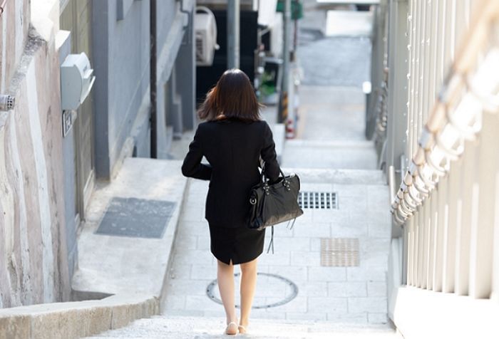 출근길 같은 아파트 단지에 사는 남성에게 ‘묻지마 폭행’을 당했습니다