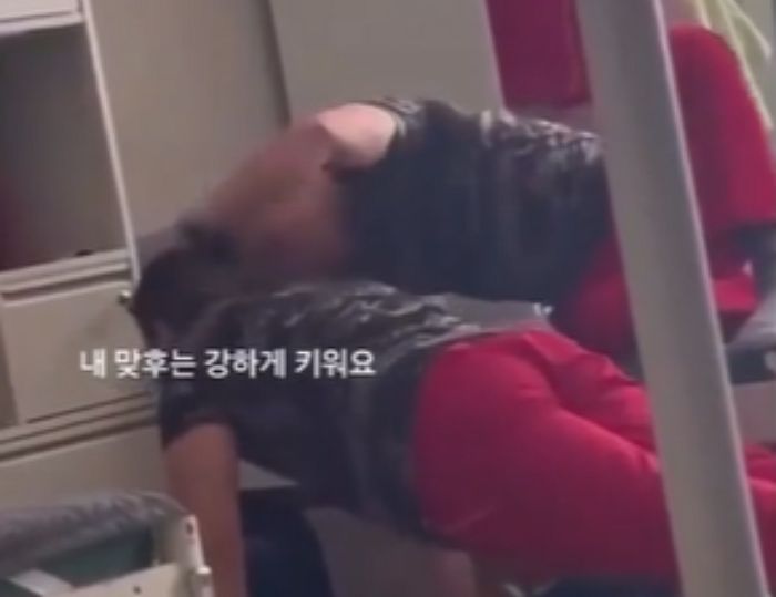 온라인서 확산된 해병대 ‘가혹행위’ 영상 진실...둘은 ‘네 기수’ 차이 선후임이었다