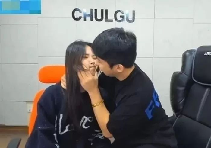팥순과 헤어졌다는 철구, ‘재결합’ 의혹...누리꾼 탐정단 “딱 걸렸네”