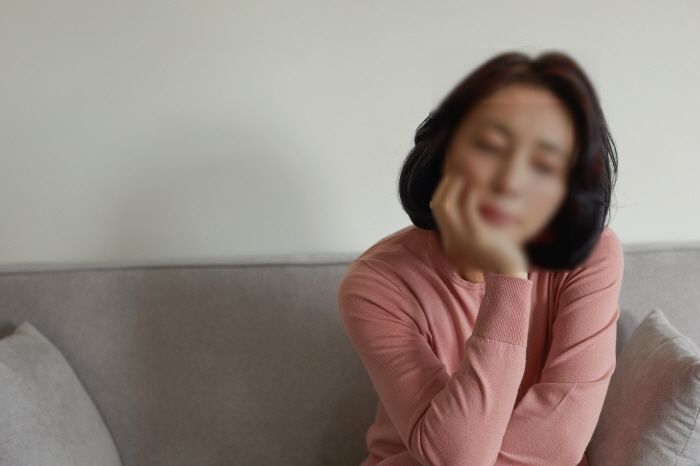 “먹어보라고 안해?”...수박 먹는 공무원들이 자기 한입도 안 줬다고 극대노한 여성