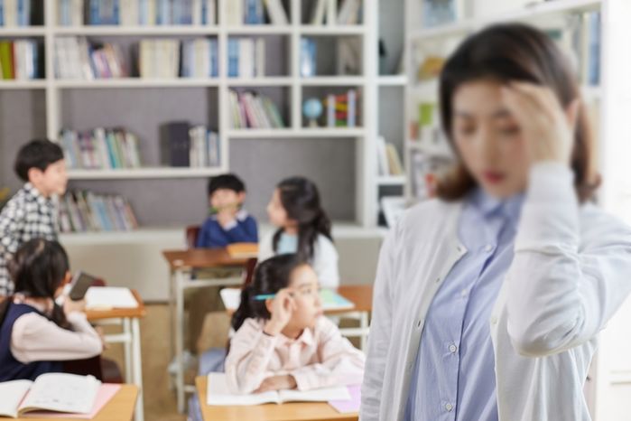 “참교사는 단명, 훈육 포기”...초등 교사가 올린 한탄글에 맘카페 엄마들이 보인 반응