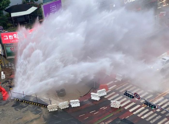 광주 도시철도 2호선 공사구간서 상수도관 파열...도로가 물바다
