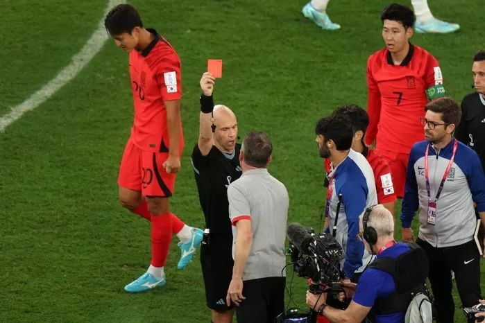 유로파 결승 ‘편파판정’했다고 축구팬들이 의자 던지자 옆에서 눈물 흘린 유명 심판 딸