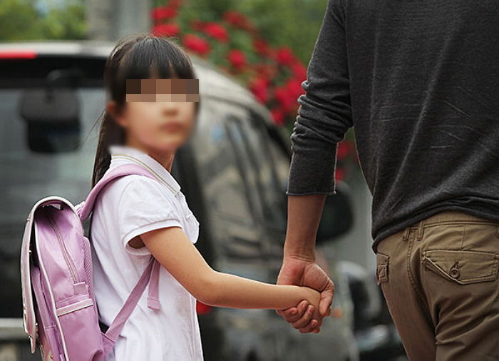 “정유정 얼굴은 종일 박제...여자 초등학생 유인하려던 전과 42범 성범죄자 신상 공개하라”