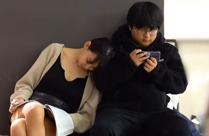 실험카메라인 줄 모르고 섹시한 여성이 ‘어깨 기대어’ 잠들자 남성이 보인 찐반응 (+영상)