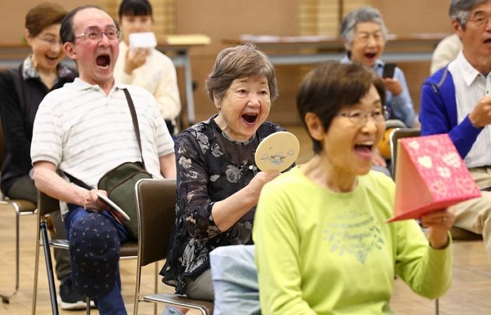 코로나19 끝나면서 마스크 벗자 돈 주고 ‘미소 수업’ 받는 일본인들