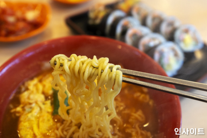 라면+김밥 1만원, 삼겹살은 2만원 눈앞...폭등하는 먹거리 물가