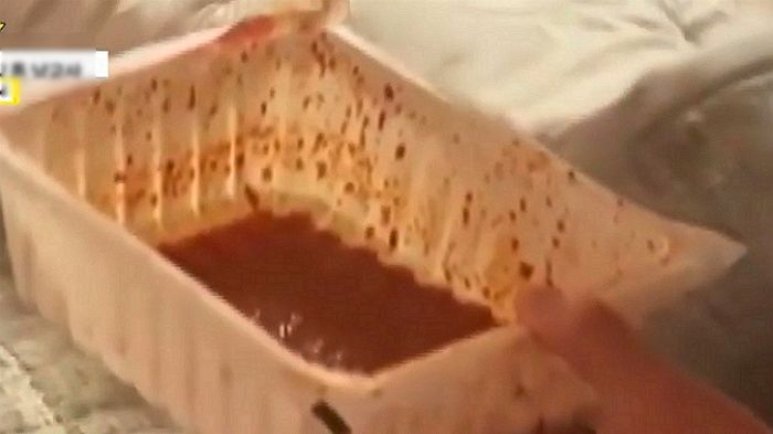 “잠 깨워주겠다”...여고 수업 중 속옷 안으로 김치 양념 붓는 영상 보여준 남교사 (영상)
