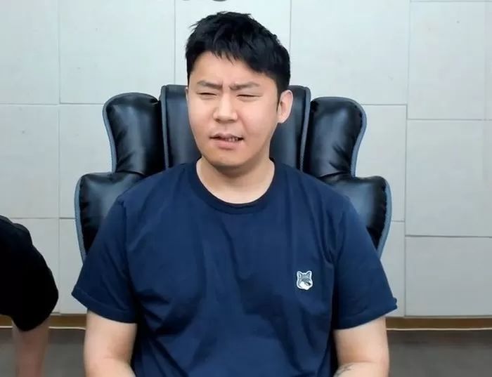‘별풍’ 받으려 방송 중 그랜절 하다가 목 부러질 뻔한 BJ 철구 근황 (영상)