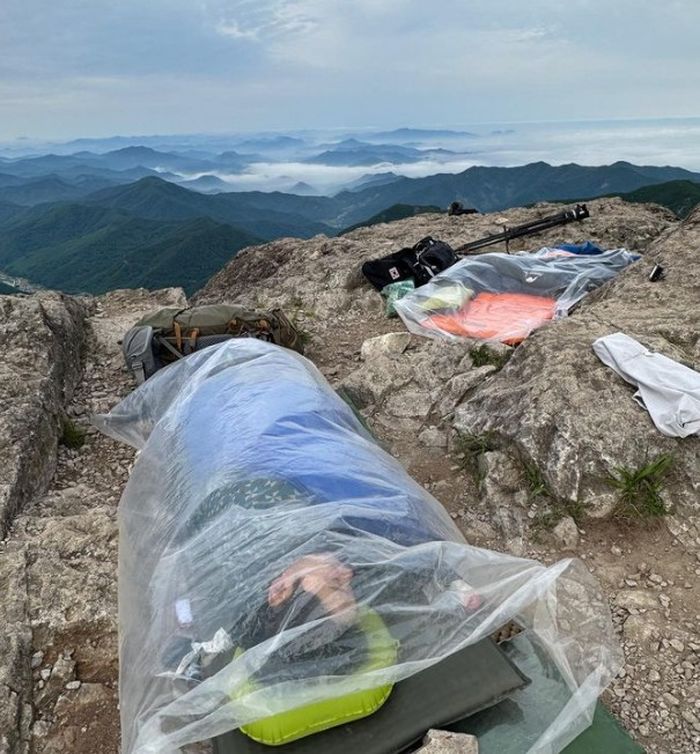 “엄마 저 잘 지내요”...해발 1100m서 김장 봉투 뒤집어 쓰고 꿀잠잔 연예인