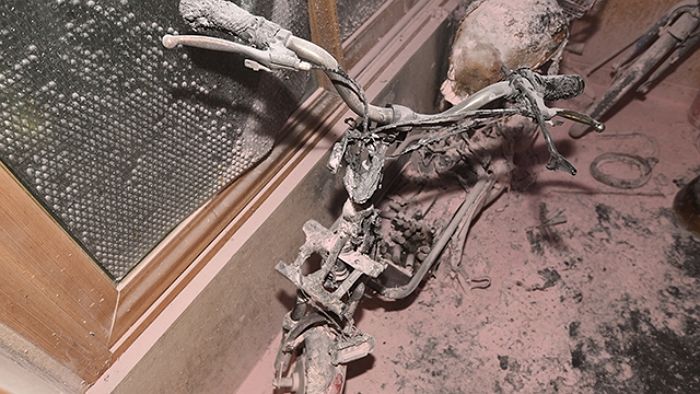 아파트 현관에서 충전 중이던 전기자전거가 갑자기 폭발...충격적인 내부 상황 (영상)