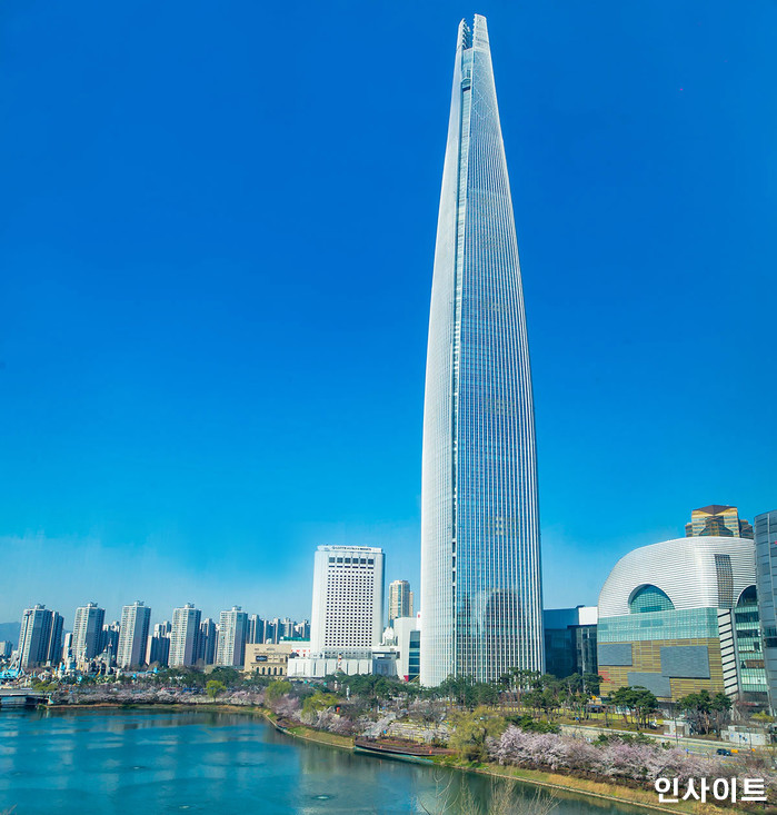 오늘(12일) 아침 잠실 롯데월드타워 72층까지 맨몸으로 오른 의문의 남성