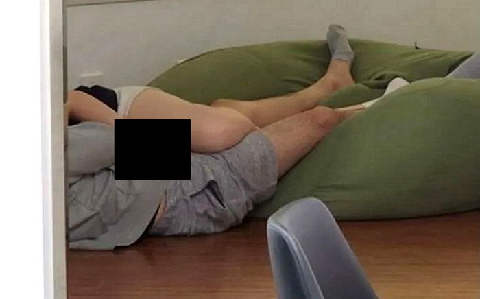 “학교 도서관에서 남친 ‘그곳’ 대놓고 주물럭대는 여대생을 목격했습니다”