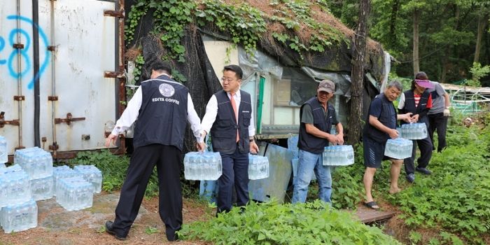 이디야커피, 폭염 대비해 구룡마을에 폭염 대비 물품 전달