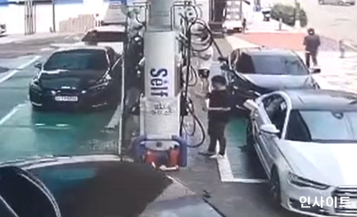 인천 셀프 주유소에서 ‘주유건’ 뽑지 않고 달려가 맞은편 남성 죽일 뻔한 여성 운전자 (CCTV 영상)