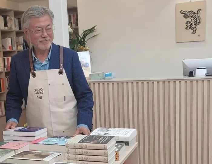 “뜨거운 물 부으면..” 文 평산 책방서 산 ‘굿즈’ 컵 퀄리티 대참사 (+사진)