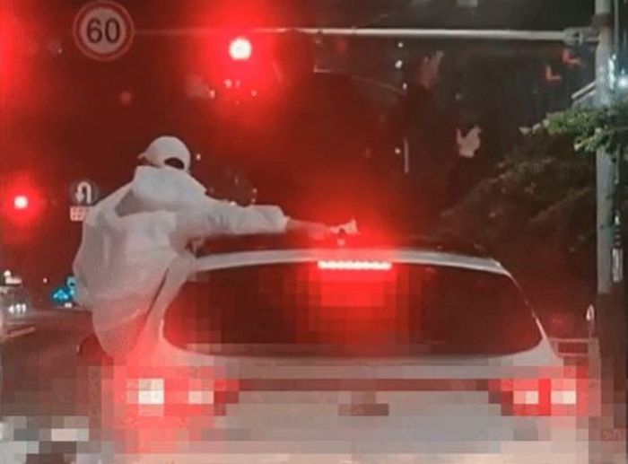 “달리는 자동차 창문 밖으로 몸 내밀더니 춤추는 청년 세 명을 발견했습니다” (영상)