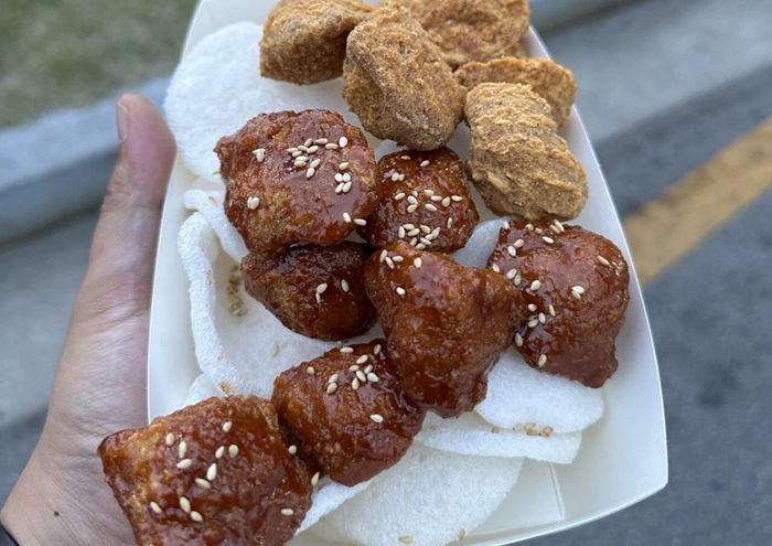 “남원 춘향제에서 17000원 주고 닭강정 샀더니 딱 12조각 줬습니다”