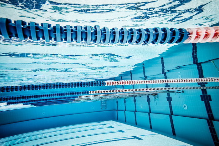 “탐폰 끼고 수영하는 회원 제보시 한 달 무료”...어느 수영장에 붙은 공지글 논란