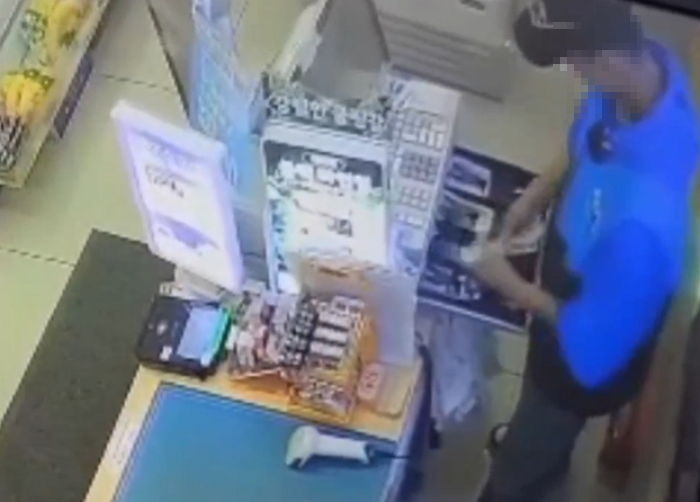 “편의점 알바 첫날 현금 훔친 뒤 문 잠그고 열쇠 가지고 도망간 남성을 찾습니다” (+문신)