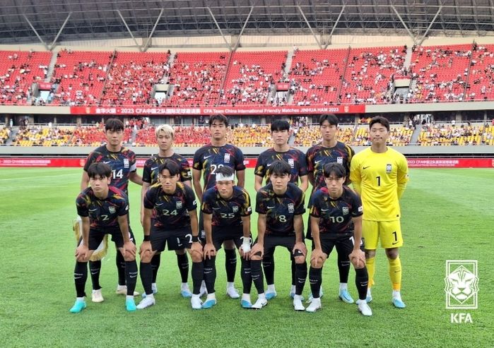 오심에 살인 태클까지...중국 ‘소림축구’에 부상당한 엄원상, 심각한 상태 전해졌다