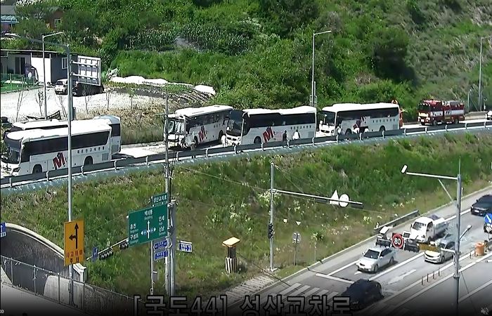 홍천서 수학여행 버스 등 8중 추돌 사고...30명 부상 추정