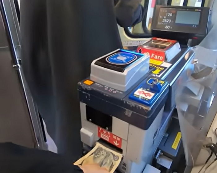 “일본 여행 중 버스요금 지폐로 낸 뒤 그냥 내리면 절대 안 됩니다” (+영상)