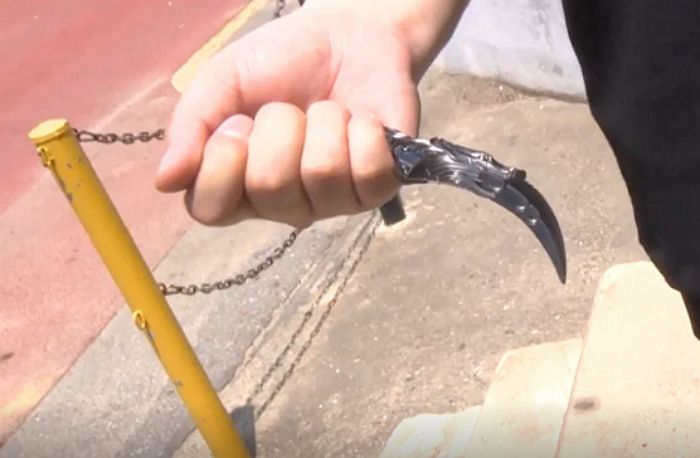 요즘 초등학생들이 갖고 다닌다는 ‘합금’ 재질의 18cm 장난감 ‘흉기’ (영상)