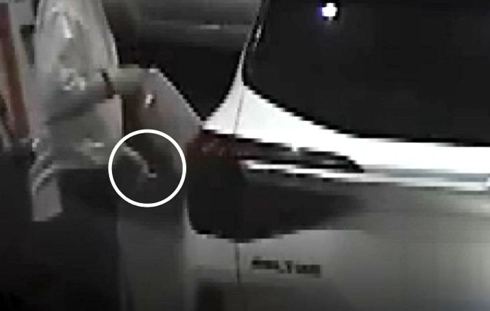 주유소에서 담배 피우면서 기름 넣는 여성 신고했더니...“주유소가 금연구역 아니라네요”