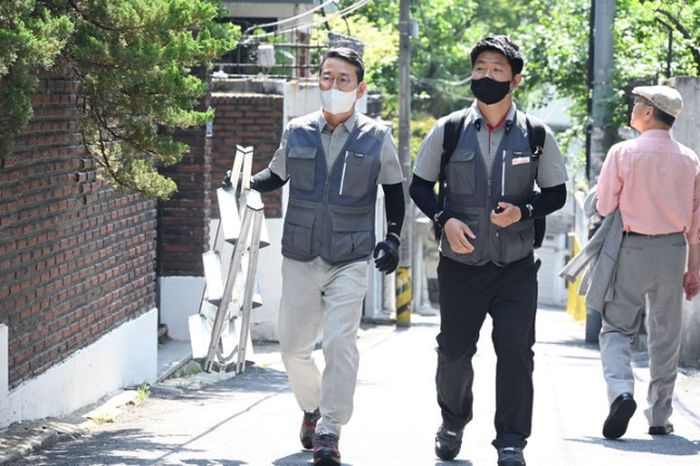 ‘조끼+팔토시’ 착용하고 에어컨 고치러 온 기사...알고 보니 LG전자 사장이었다