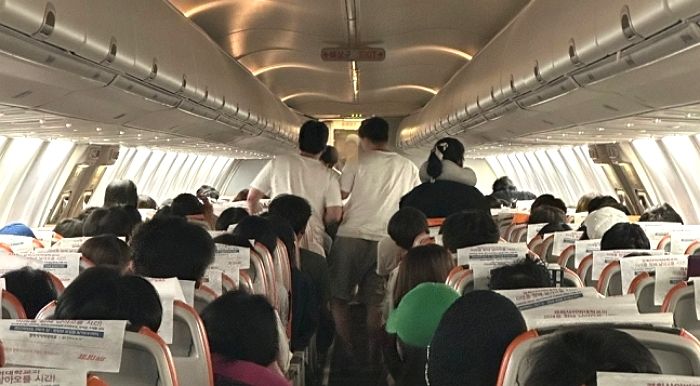 “다 죽여버리겠다”...제주항공 비상문 난동, 이번엔 홀로 비행기 탑승한 10대였다 (+현장 사진)